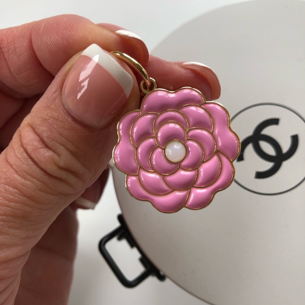 CHANEL Pink Pearl Gold Camellia Flower Limited Edition 2026 Charm NEW - Picture 4 of 5